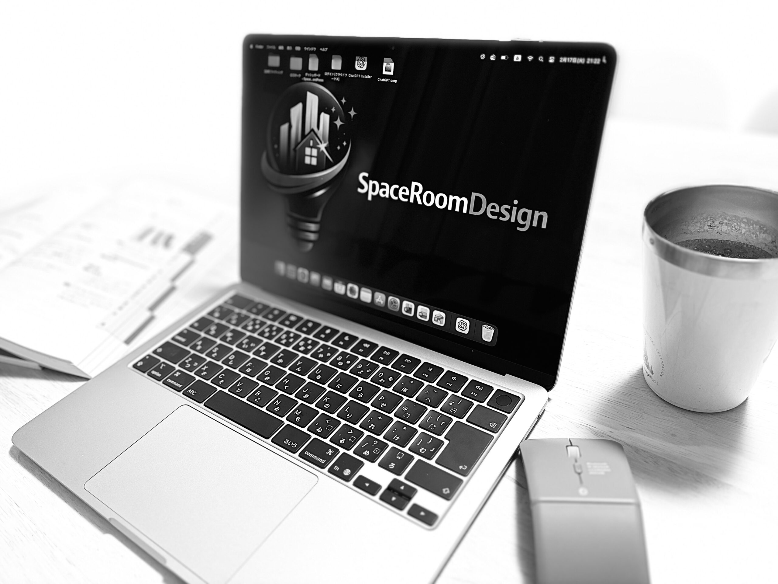 夜に資格勉強をする施工管理技士の学習風景