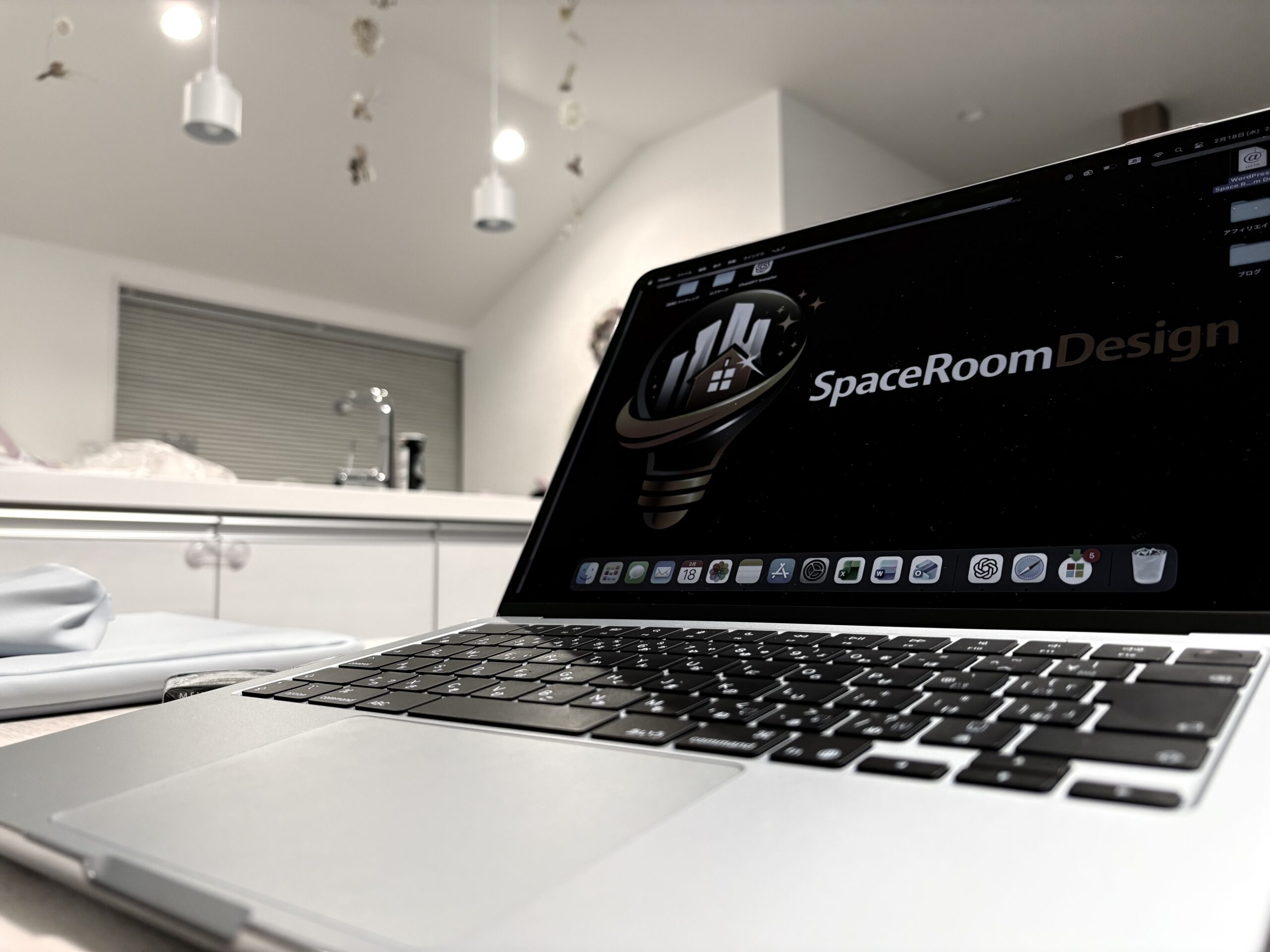 施工管理技士試験に向けて夜に自宅で勉強する社会人の勉強風景